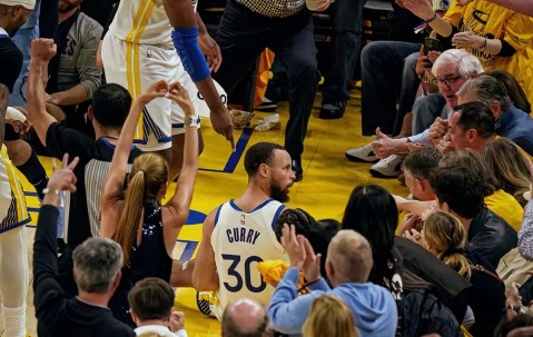 包含库里回归赛场，惊险取胜首场状态亮眼，独行侠观众沸腾！的词条