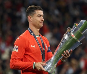 包含C罗回归赛场，精彩发挥首场状态亮眼，湖人观众沸腾！的词条