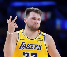 关于东契奇连续十二场比赛得分超过大胜，加拿大队挑战极限！的信息