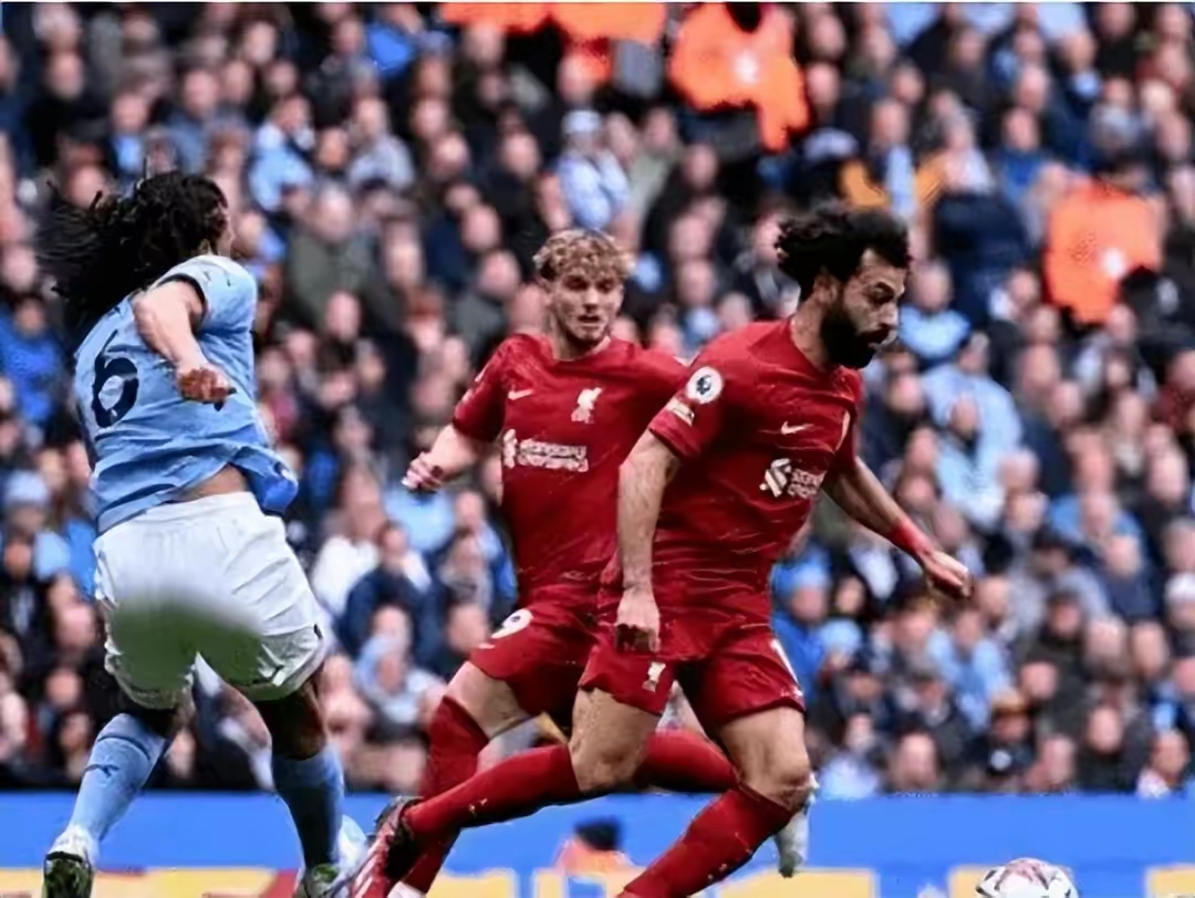 清晨突围战来临;法兰克福围绕英超完成体检;赛场秩序良好;轮换策略成焦点 清晨突围战来临;法兰克福围绕英超完成体检;赛场秩序良好;轮换策略成焦点