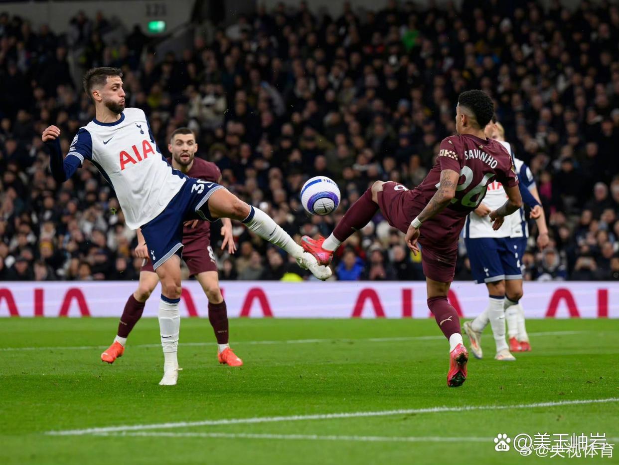 清晨突围战来临;法兰克福围绕英超完成体检;赛场秩序良好;轮换策略成焦点 清晨突围战来临;法兰克福围绕英超完成体检;赛场秩序良好;轮换策略成焦点